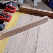 Ajustement des angles d'un côté d'un biniou d'attache pendant que la traverse avant colle