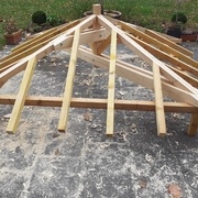 Charpente au sol : détail des tailles pour abaisser la ferme et les arbalétriers