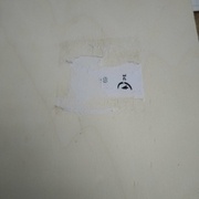 Étiquette à la c.. qui se décolle très très mal !!!