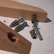 le plateau est attaché à la structure avec des inserts-filet dans des trous surdimensionnés