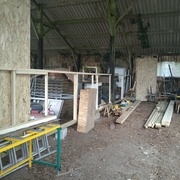 l'ossature reste très basique et en mode bricolage mais tout sera renforcé plus tard.