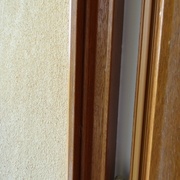 Feuillure dans laquelle se logent les clous de tapissier