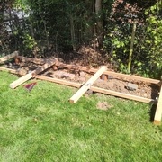 Vue d'ensemble de la structure temporaire avec les plots bétons en cours de séchage.