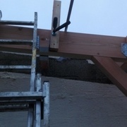 pour la mise en place, je mets une butée dans le sens de la pente pour empécher la panne de tomber