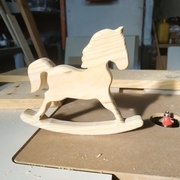 cheval miniature en bois de palette et arrondi à la défonceuse sous table