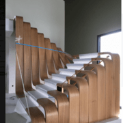 Escalier intéressant en lamellé cintré