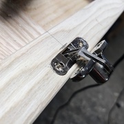 La charnière en place.