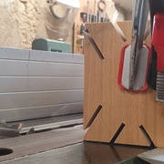 Les encoches vont accueillir des pattes en aluminium vissées-collées dans le bois