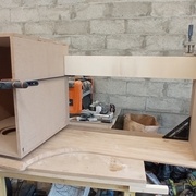 essai de montage tête en bas pour régler la traverse et le piétement gauche (en mdf à ce stade)