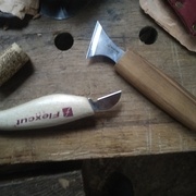 Les 2 couteaux : le flexcut  est une valeur sûre, et celui de beavercraft est surprenant (en bien!)