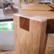 Pour garder l'esprit des lignes droites, la V2 comporte un chanfrein à 45° au lieu de l'arrondi