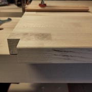 Détail sur l'avant du plan de travail avec le chanfrein et l'encoche pour passer sous l'évier.