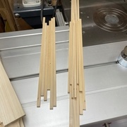 Baguettes des cadres à droite corroyés et premières baguettes pour kumikos à gauche