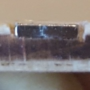 Aimant collé dans une porte, vu de côté