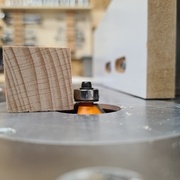 Comment faire un chanfrein symétrique lorsque la section du bout de bois n'est pas d'équerre ?