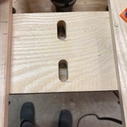 Mortaises à la défonceuse guide par bois fixé.