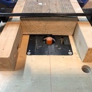 Usinage en cours. On note le guide à droite.