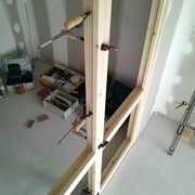 Les différents cadres sont vissés collés sur place à la PU. Vis béton sol et plafond.