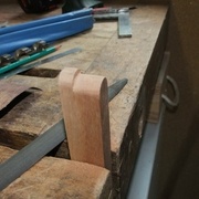 la butée mobile est arrondie, le  levier presseur se positionne par rotation