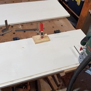 Grand moment de solitude en rainurant la partie du fond des tirroirs du haut qui était moins haute... la def ne voulait plus avancer... normal le guide buttait dans le serre joint !