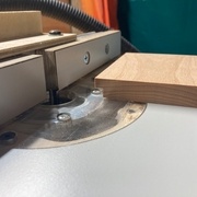 Feuillures à l'affleureuse sous table