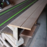 La partie haute du medium est découpé à la scie plongeante réglée avec un angle de 45°.