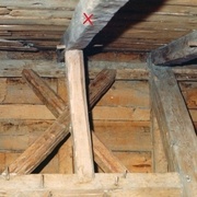 (fig 1) Charpente ancienne ,en chevrons arbalétriers  https://actionpatrimoine.ca/outils/fiches-techniques/charpente-de-bois/