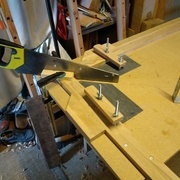 cale en bois pour servir de guide pour la découpe du gabarit