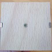 Aimants collés dans une porte