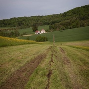 Un camion tractant un tracteur sont nécassaires pour tirer le cable sous le sol : difficile d'imaginer la force nécessaire pour ce genre d'opértion !