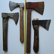 Haches de vide-greniers (dans leur jus) accompagnés par le modèle Calabria 800g de chez Rinaldi à droite dont j'ai refait le manche.