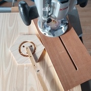 Découpe d'un cercle parfait grâce au compas maison monté sur ma défonceuse