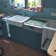 La cuisine avec les deux morceaux de plan de travail enlevés.