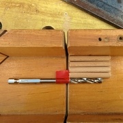 Découpe des chevilles d'après la profondeur percée, avec un bout qui va dépasser.