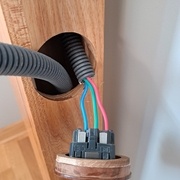 Cache prise qui se monte en force...