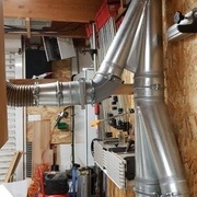 Coté scie a format avec une arrivée en 160 deux réductions en 160 > 120 > 100 pour aspirer la cape de la SAF et sous la lame