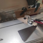 Le compagnon sur le guide parallèle, un panneau fixé de manière à ce que nos panneaux passent au-dessous.