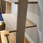 Détail de la butée. Les tablettes sont prolongées vers l'arrière au moyen de gougeons à sec.