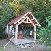 Et voilà ! Des "contreforts" temporaires sont placés "au cas où", le contreventement n'étant pas encore assuré par les rambardes à croix de saint André