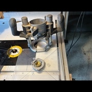 Avec cette adaptation l’AEG pourra utiliser toutes les bagues de copiage de la Bosch pof1400ace