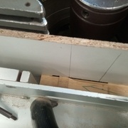 on plaque en douceur la pièce pour commencer l'usinage