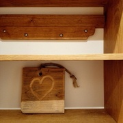 1 étagère maintenue par un embrèvement non débouchant