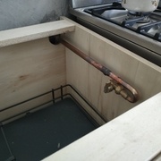 Mise en sécurité de la gazinière (le trou à été fait à la scie à chantourner)