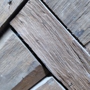 Traverse  brute de fente, arasements  en retrait