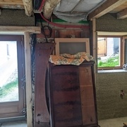 L'idée est de cloisonner à droite (chambre) et à gauche (placards et porte coulissante jusqu'au cadre de la porte d'entrée)