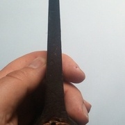 Détails du tranchant de ma hache de 1k. On voit bien le biseau convexe fin.