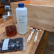 J'ai pas utilisé les paillettes sombres qu'on voit sur la photo, les bonnes, très blondes, sont dans la bouteille !