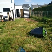 les cabanes en cours de démontage et l'emplacement de mon ancien rack à bois