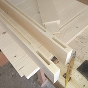 SI j'ai beaucoup utilisé les dominos, j'ai préféré assembler les portes par tenons/mortaises