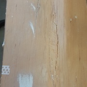 Le placage est fendu, et par endroit même pas collé